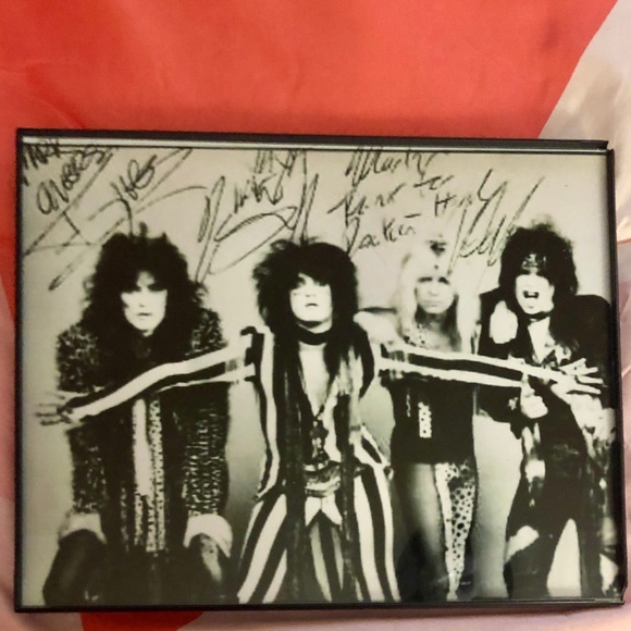 MOTLEY CRUE 8X10 SIGNED FRAMED PHOTO - Picture 1 of 5